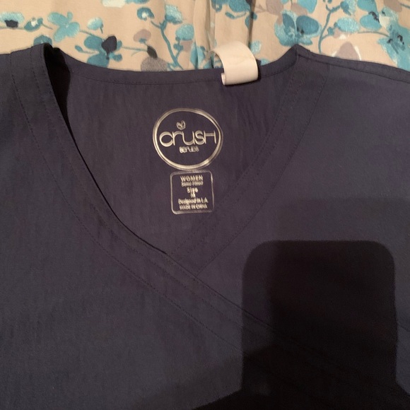 Woman’s crush scrub top - Picture 2 of 2